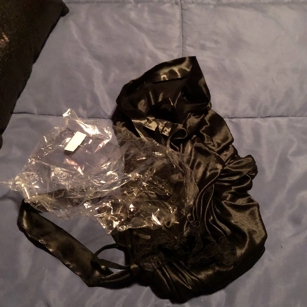 NIP robe - Picture 2 of 2